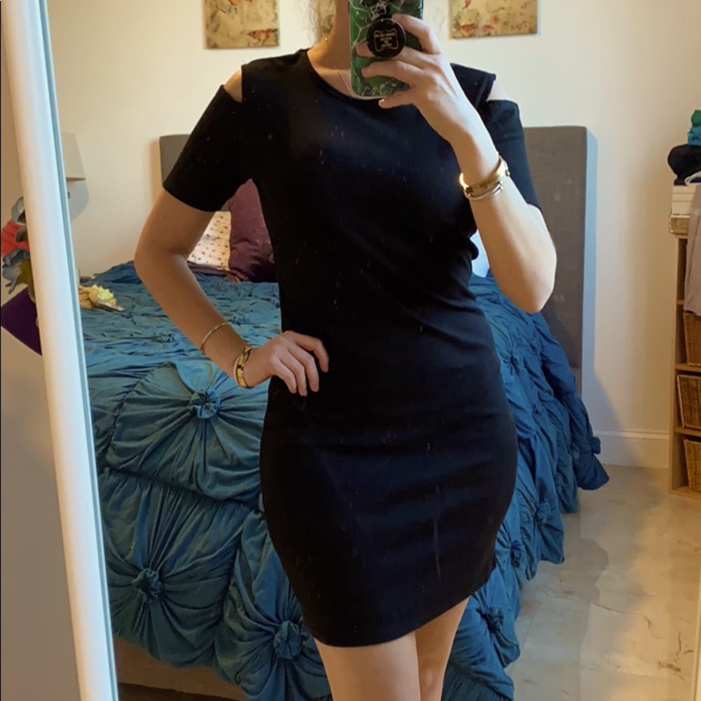 Black or green shoulder cut out dress - Picture 2 of 9
